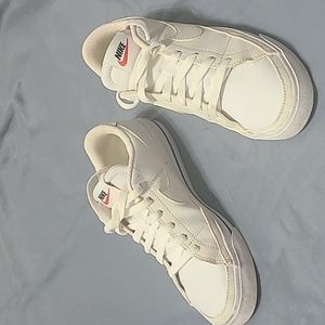Ladies Nike white leather tennis shoes size 6